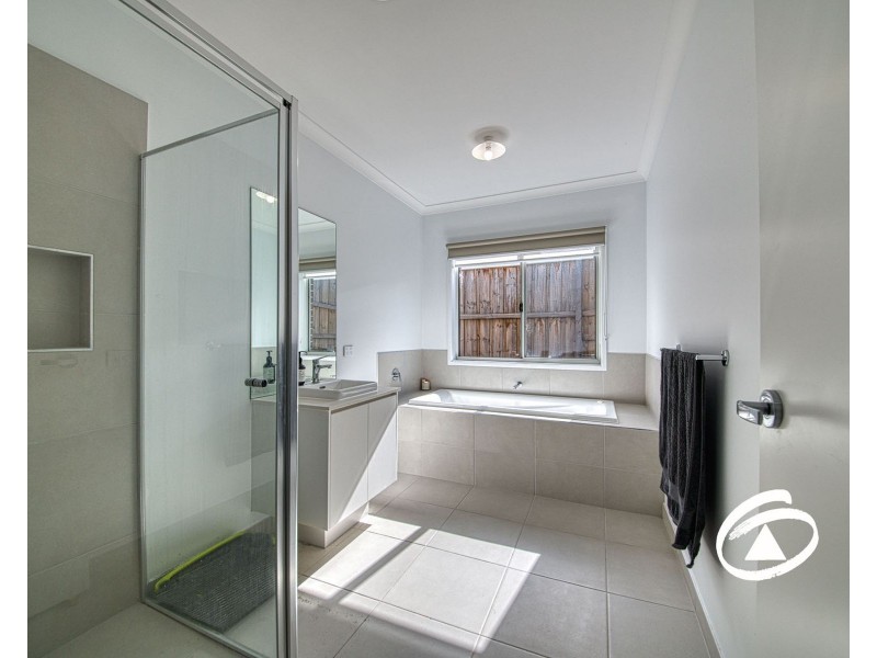 22 Ridgewell Crescent, Officer VIC 3809