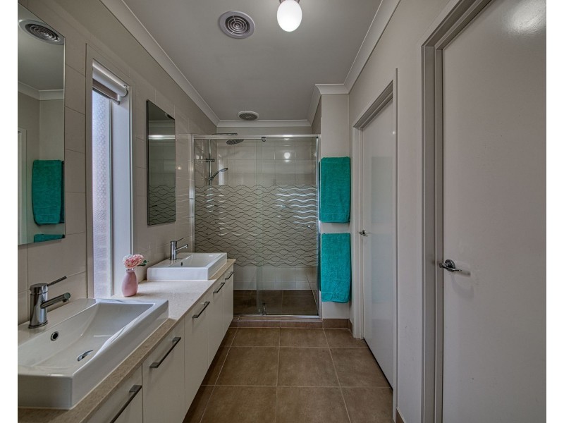 25 Penshurst Crescent, Officer VIC 3809