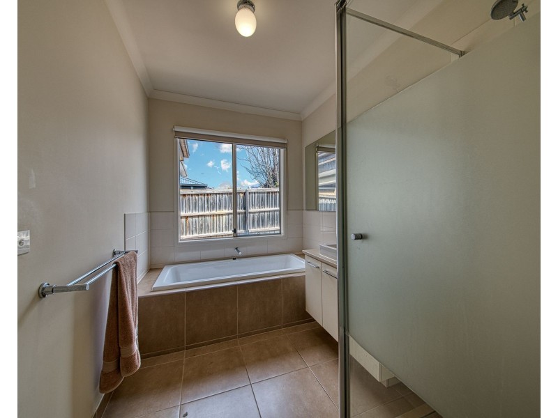 25 Penshurst Crescent, Officer VIC 3809