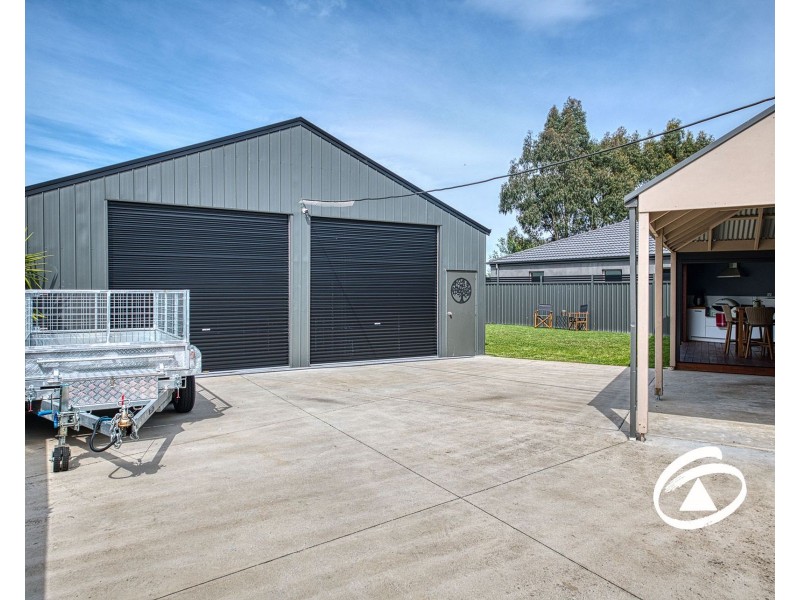 33 Cameron Way, Pakenham VIC 3810