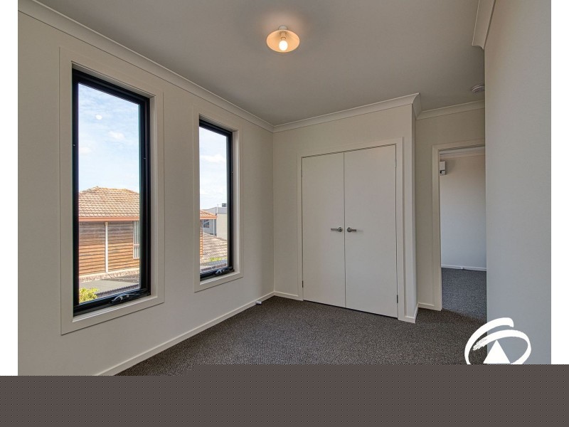 4/18 Bayview Road, Officer VIC 3809