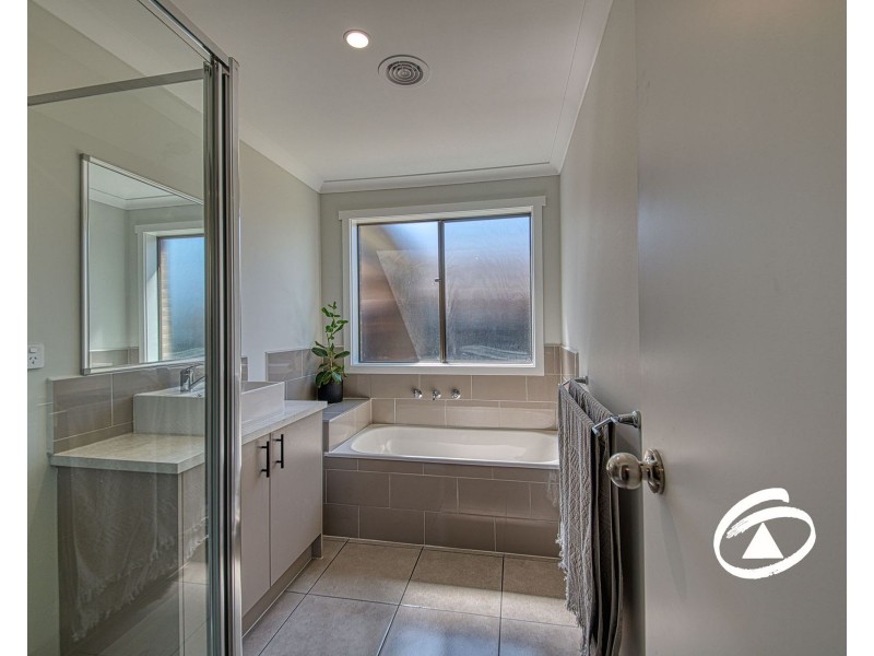 8 Gaslight Street, Longwarry VIC 3816