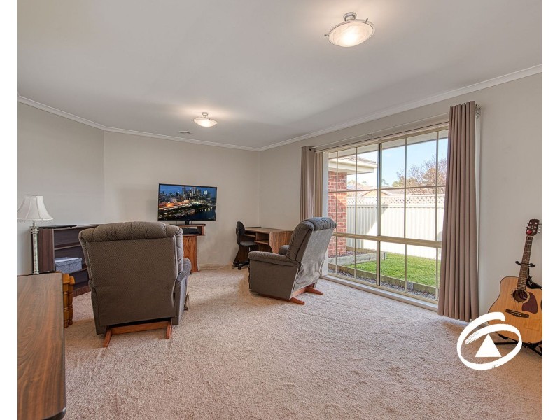 33 Oaklands Way, Pakenham VIC 3810