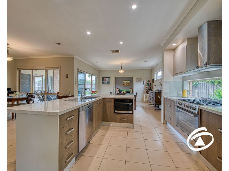 14 Riddell Grove, Pakenham VIC 3810