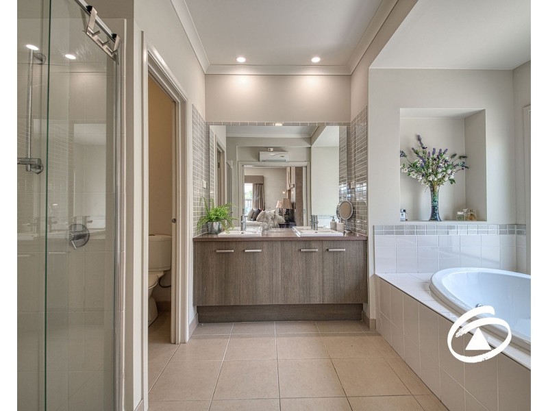 14 Riddell Grove, Pakenham VIC 3810