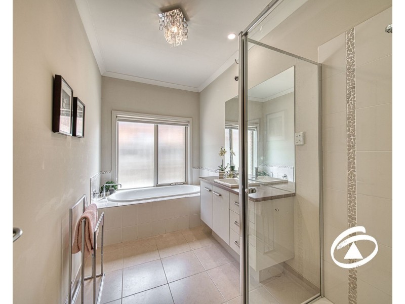 14 Riddell Grove, Pakenham VIC 3810