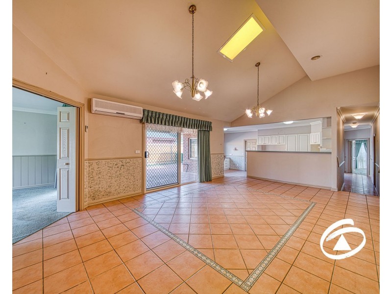 8 Colonial Way, Pakenham VIC 3810