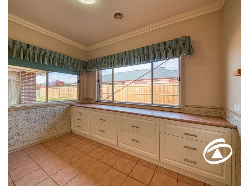 8 Colonial Way, Pakenham VIC 3810