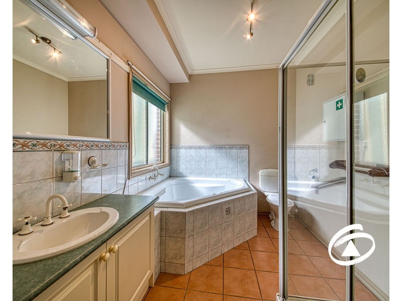 8 Colonial Way, Pakenham VIC 3810