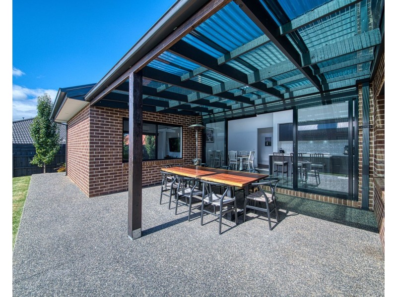 7 Kirkstall Close, Garfield VIC 3814