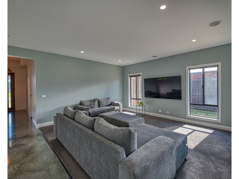 7 Kirkstall Close, Garfield VIC 3814