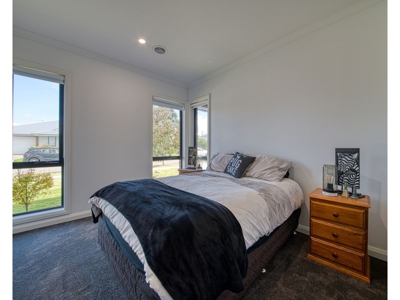7 Kirkstall Close, Garfield VIC 3814