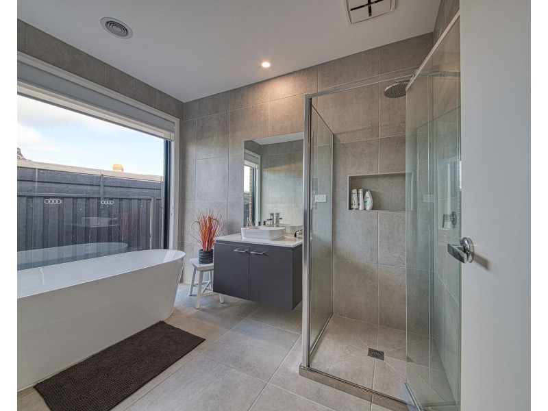 7 Kirkstall Close, Garfield VIC 3814