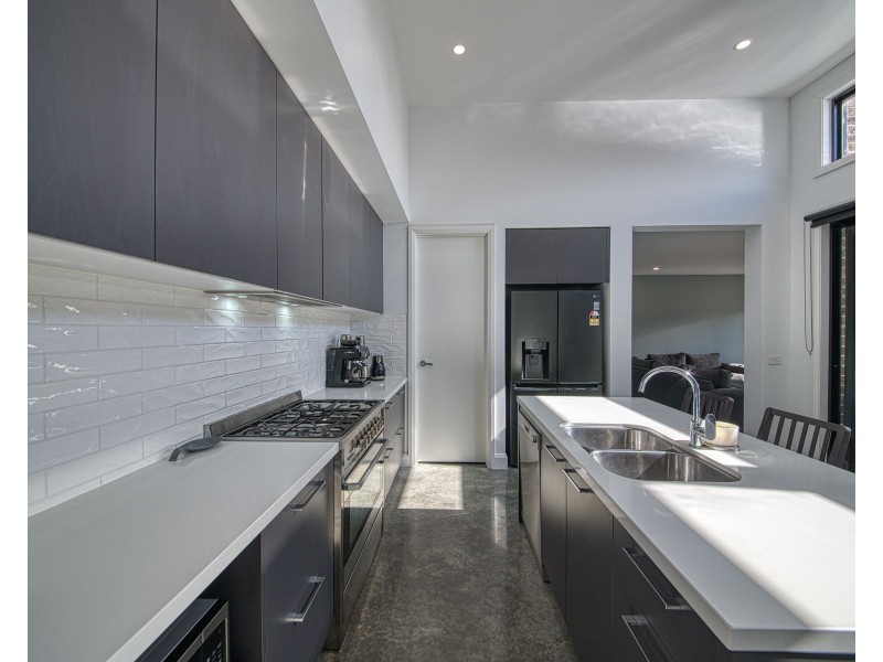 7 Kirkstall Close, Garfield VIC 3814