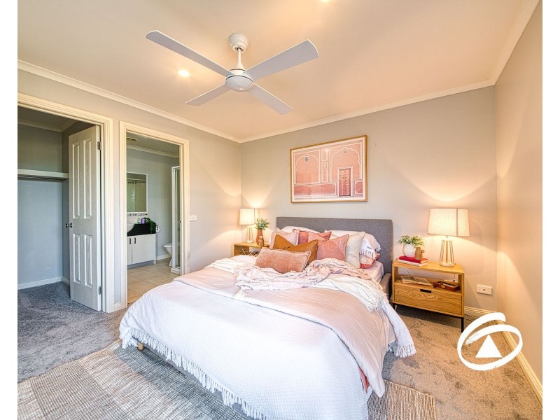 2/39 Ebony Drive, Pakenham VIC 3810