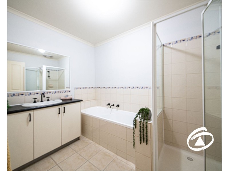 2/39 Ebony Drive, Pakenham VIC 3810