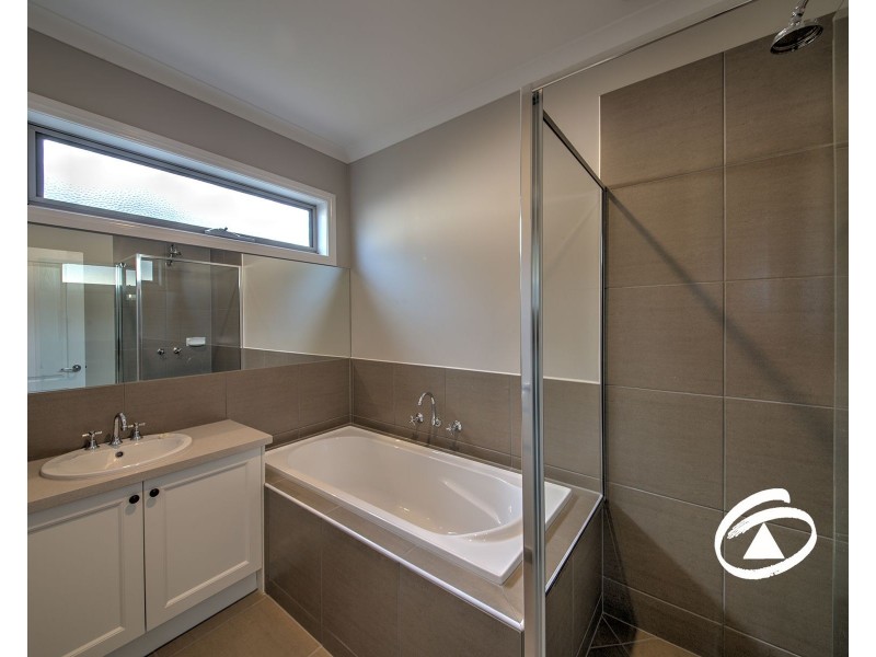 11 Clare Court, Garfield VIC 3814