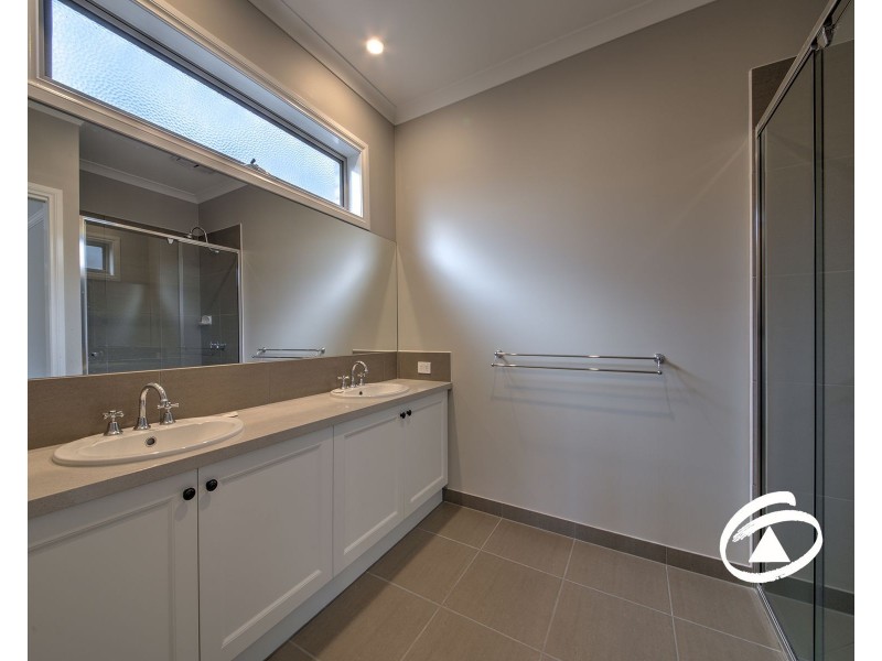 11 Clare Court, Garfield VIC 3814