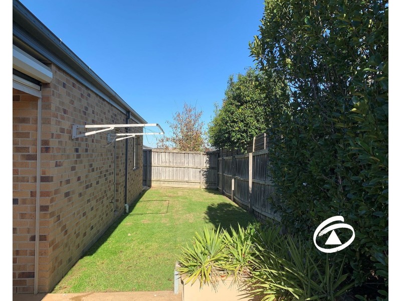 13 Rose Garden Avenue, Officer VIC 3809