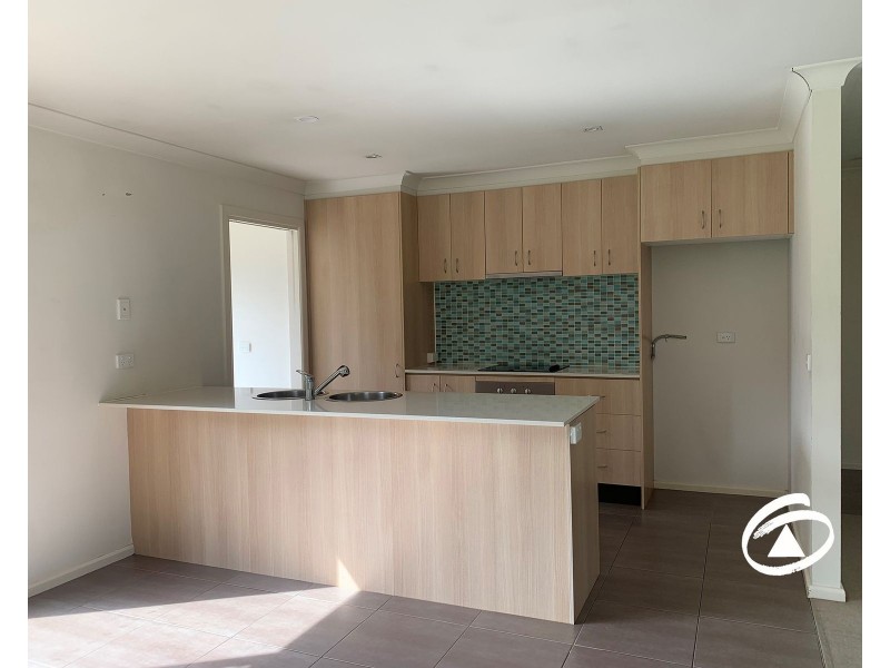 18 Orchard Valley Avenue, Pakenham VIC 3810