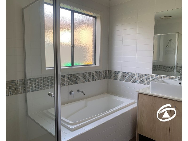 18 Orchard Valley Avenue, Pakenham VIC 3810