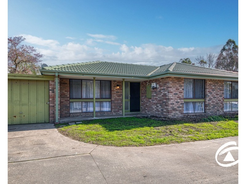 2/10 Wadsley Avenue, Pakenham VIC 3810