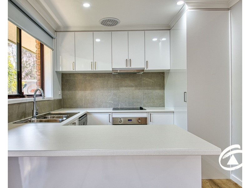 2/10 Wadsley Avenue, Pakenham VIC 3810