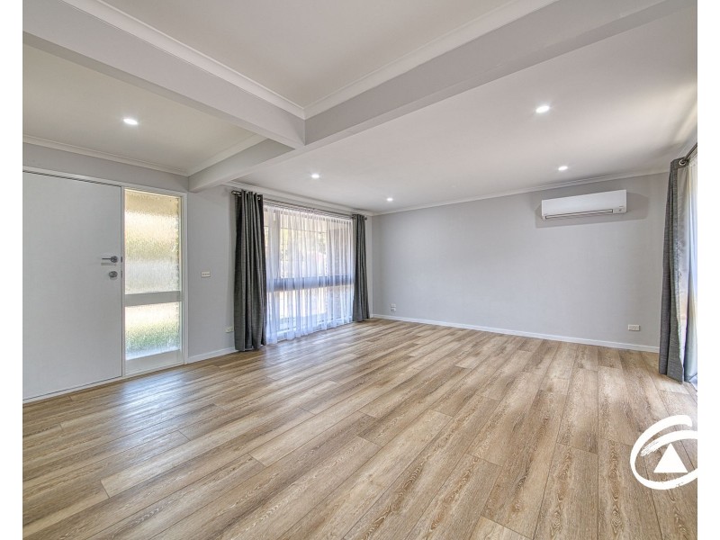 2/10 Wadsley Avenue, Pakenham VIC 3810