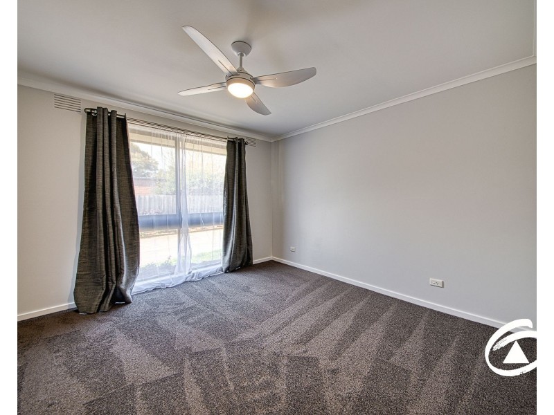 2/10 Wadsley Avenue, Pakenham VIC 3810