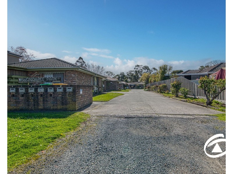 2/10 Wadsley Avenue, Pakenham VIC 3810