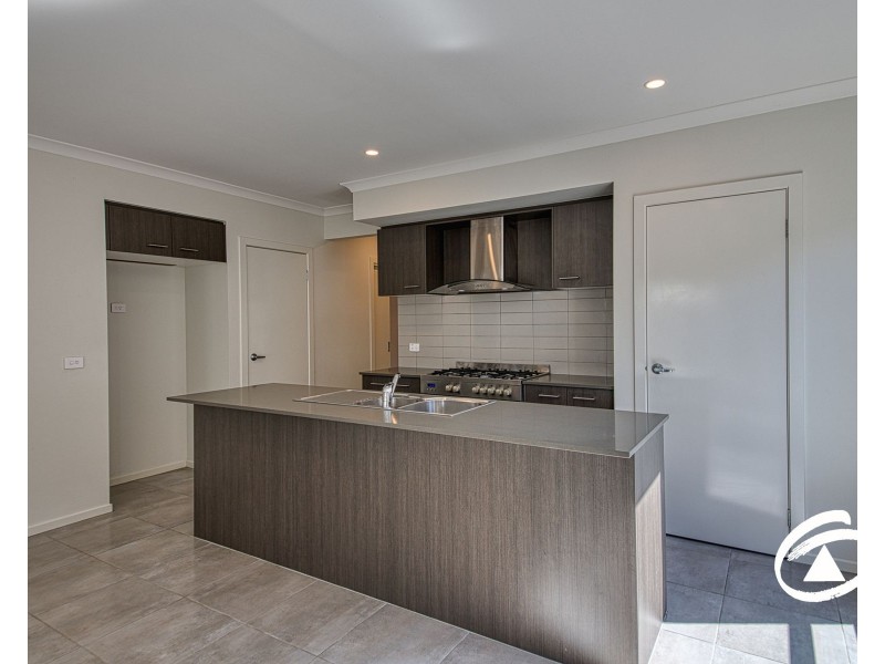 16 Gaston Loop, Officer VIC 3809