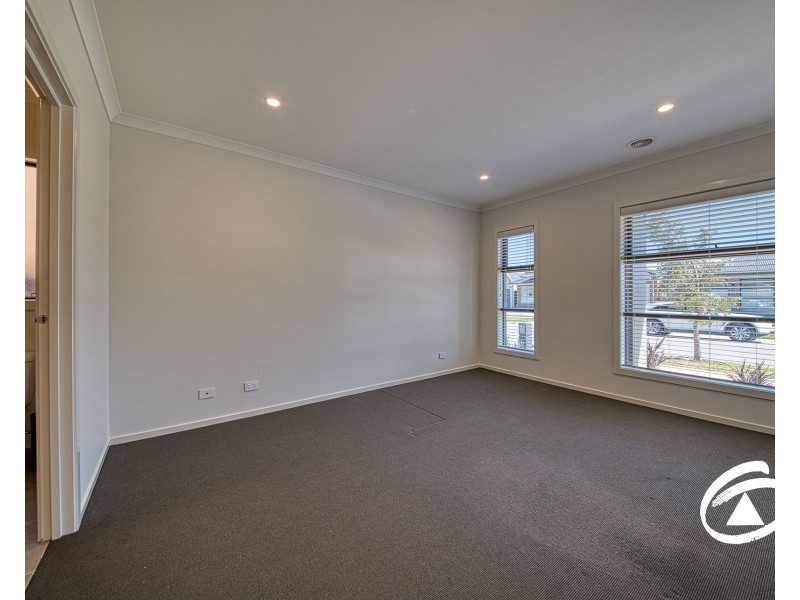 16 Gaston Loop, Officer VIC 3809