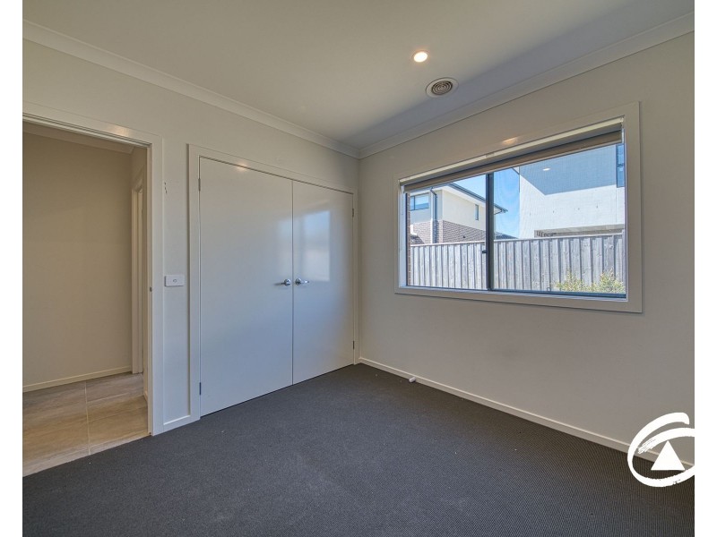 16 Gaston Loop, Officer VIC 3809