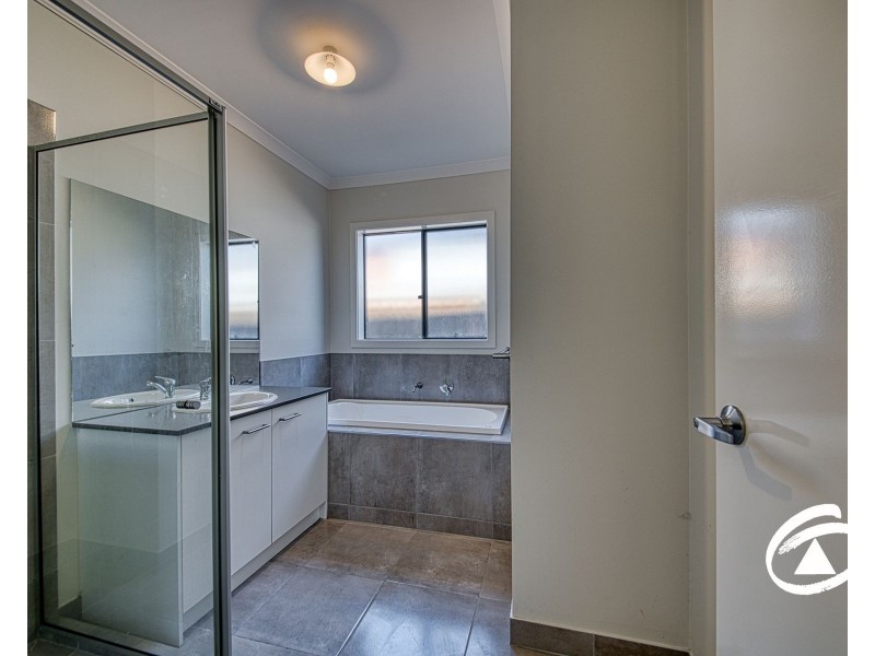 16 Gaston Loop, Officer VIC 3809