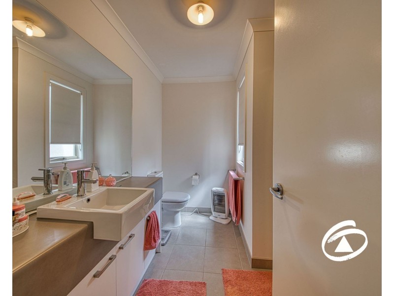 27/23 Atlantic Drive, Pakenham VIC 3810