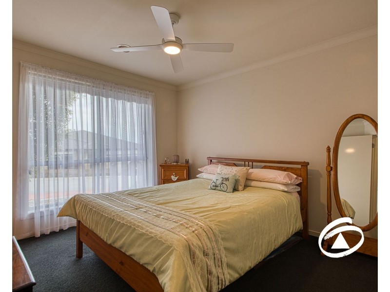 30/11  Hawk Avenue, Pakenham VIC 3810