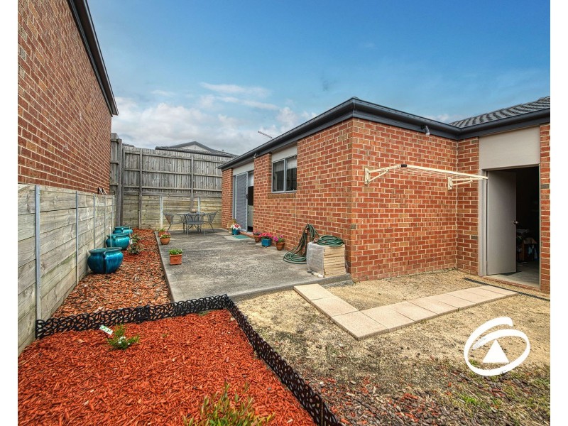 30/11  Hawk Avenue, Pakenham VIC 3810
