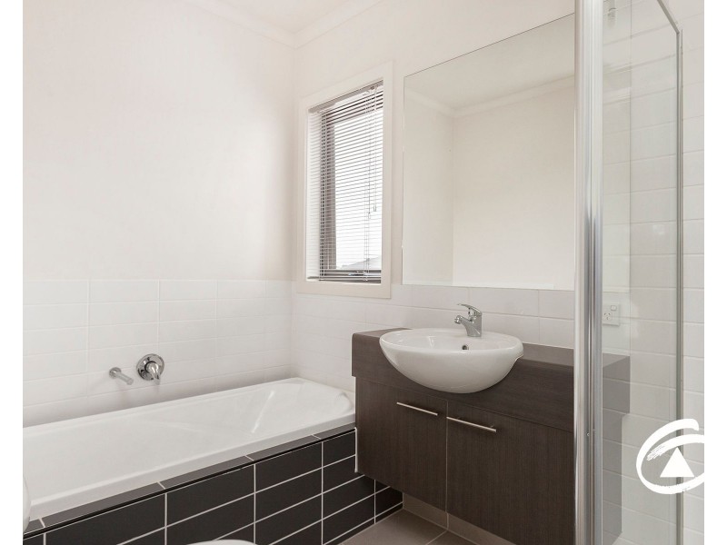 40 Edgeware Close, Pakenham VIC 3810