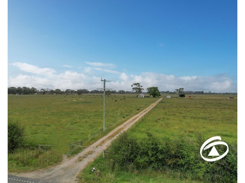 100 Hall Road, Pakenham South VIC 3810