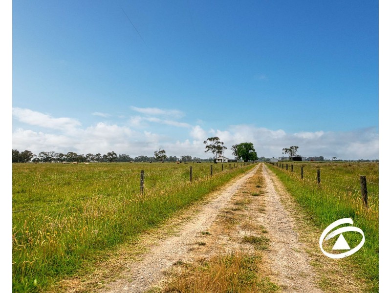 100 Hall Road, Pakenham South VIC 3810