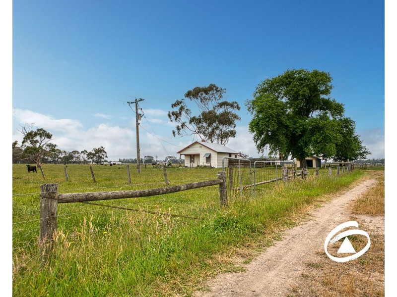 100 Hall Road, Pakenham South VIC 3810