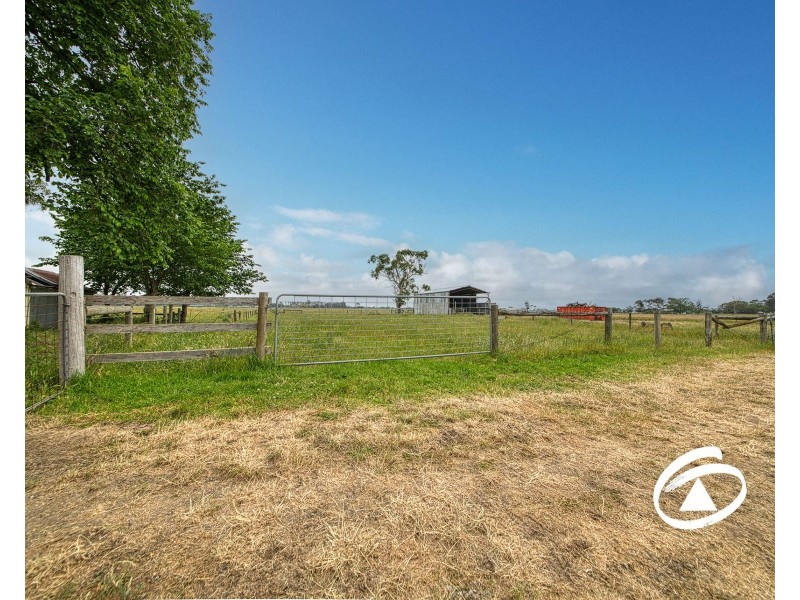 100 Hall Road, Pakenham South VIC 3810