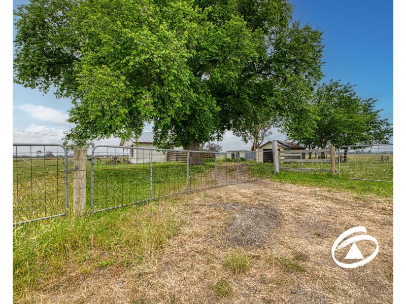 100 Hall Road, Pakenham South VIC 3810