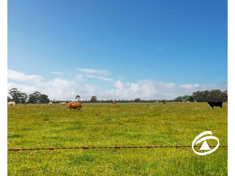 100 Hall Road, Pakenham South VIC 3810