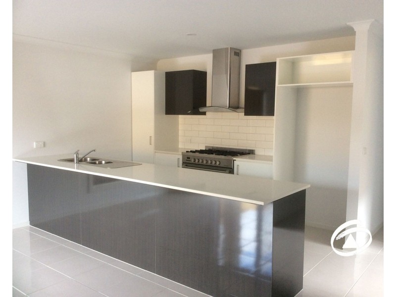 10 Fairywren Street, Pakenham VIC 3810