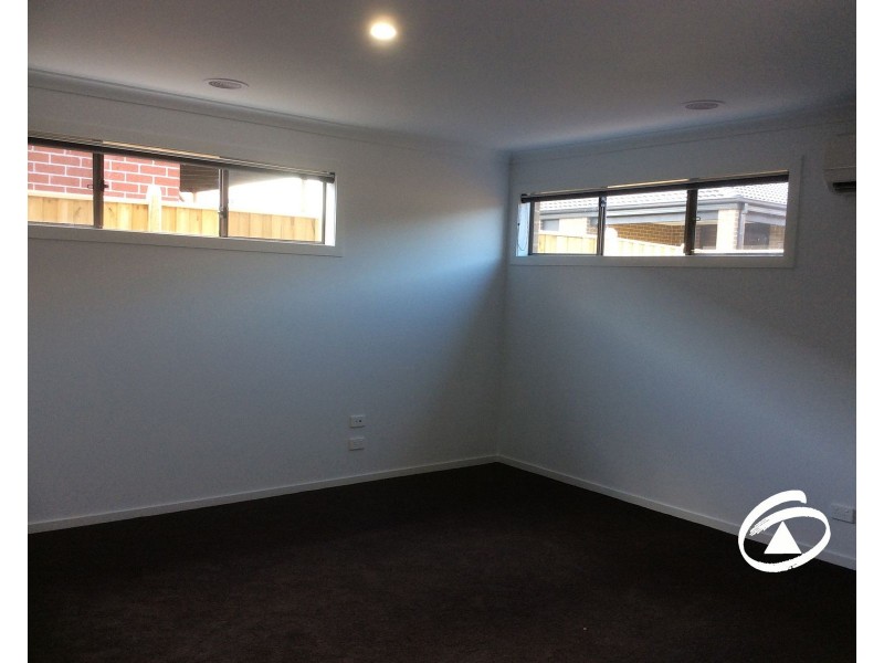 10 Fairywren Street, Pakenham VIC 3810