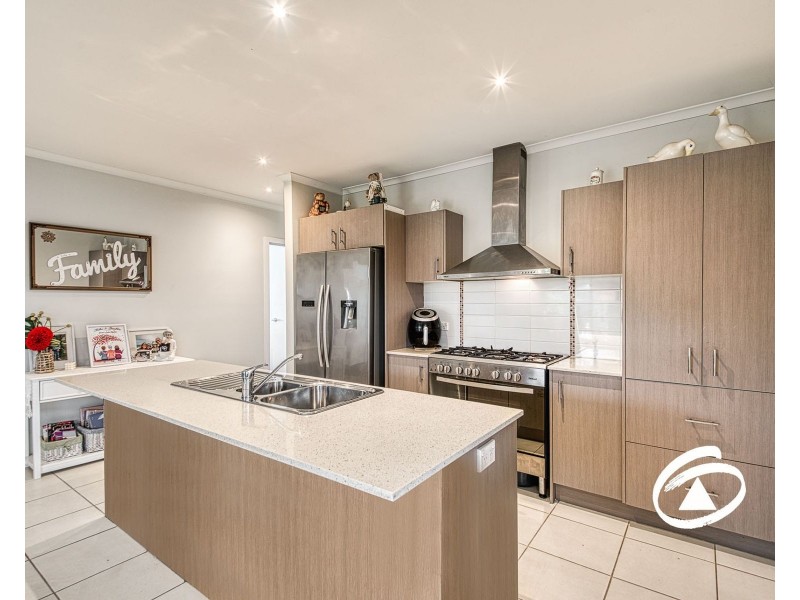 27 Tangelo Terrace, Pakenham VIC 3810