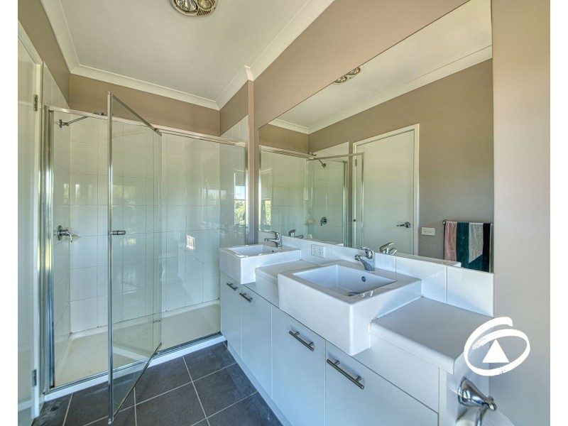 8 Petrel Circuit, Pakenham VIC 3810