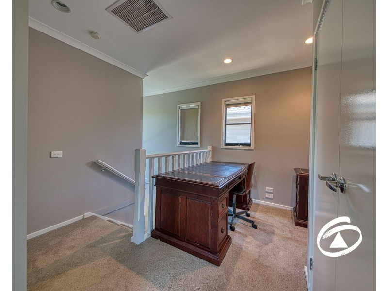 8 Petrel Circuit, Pakenham VIC 3810