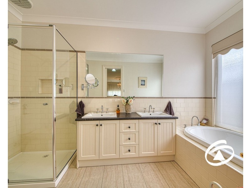 4 Waterside Drive, Pakenham VIC 3810